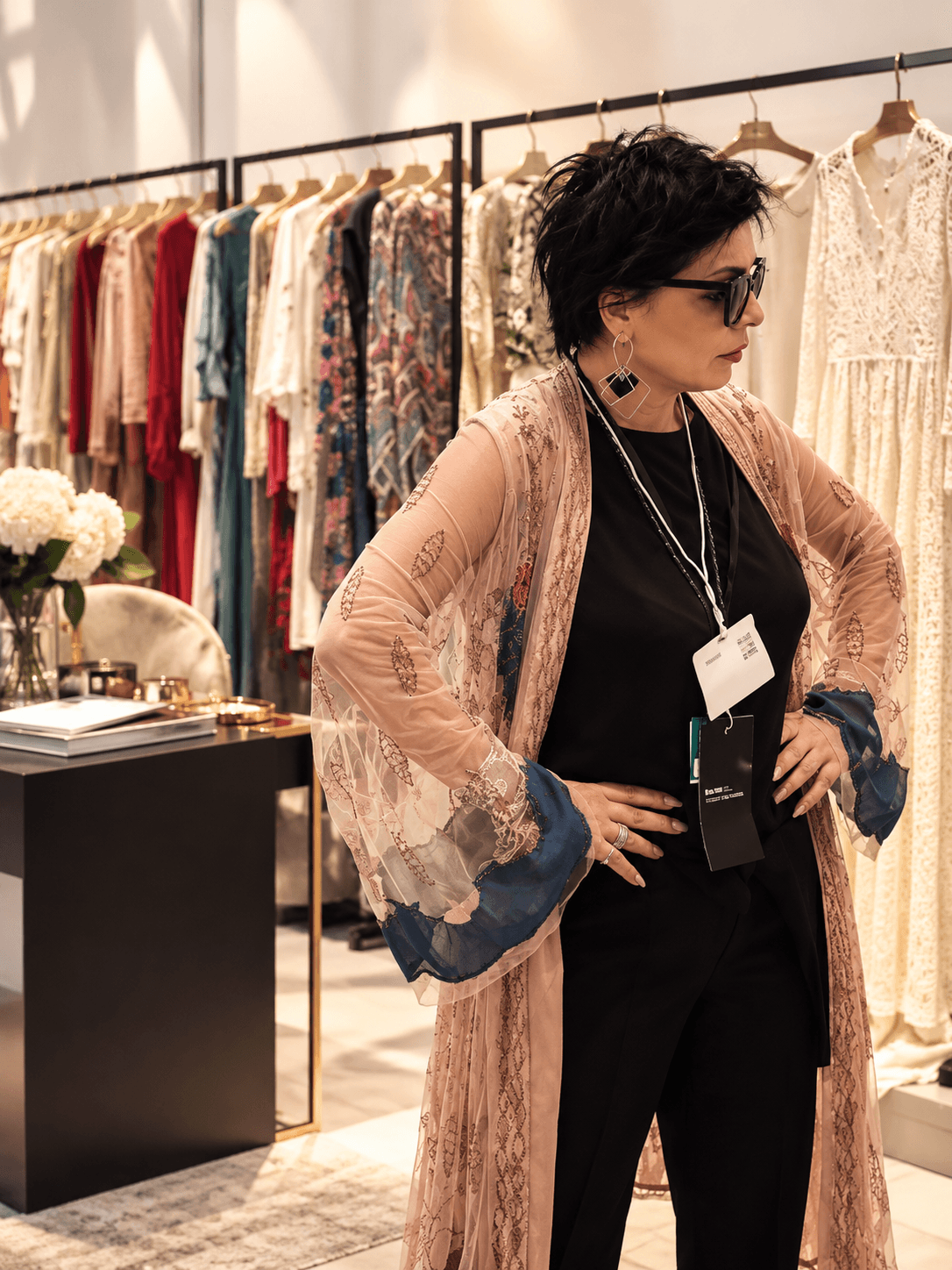Aura Anghel in uno showroom di moda, consulente d'immagine