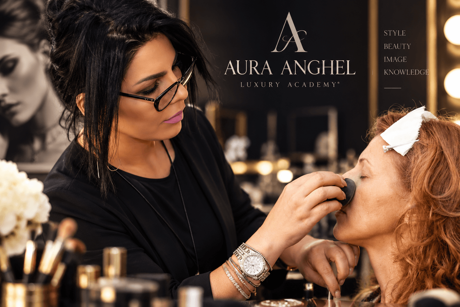 Aura Anghel nello studio della Luxury Academy, applicando trucco professionale