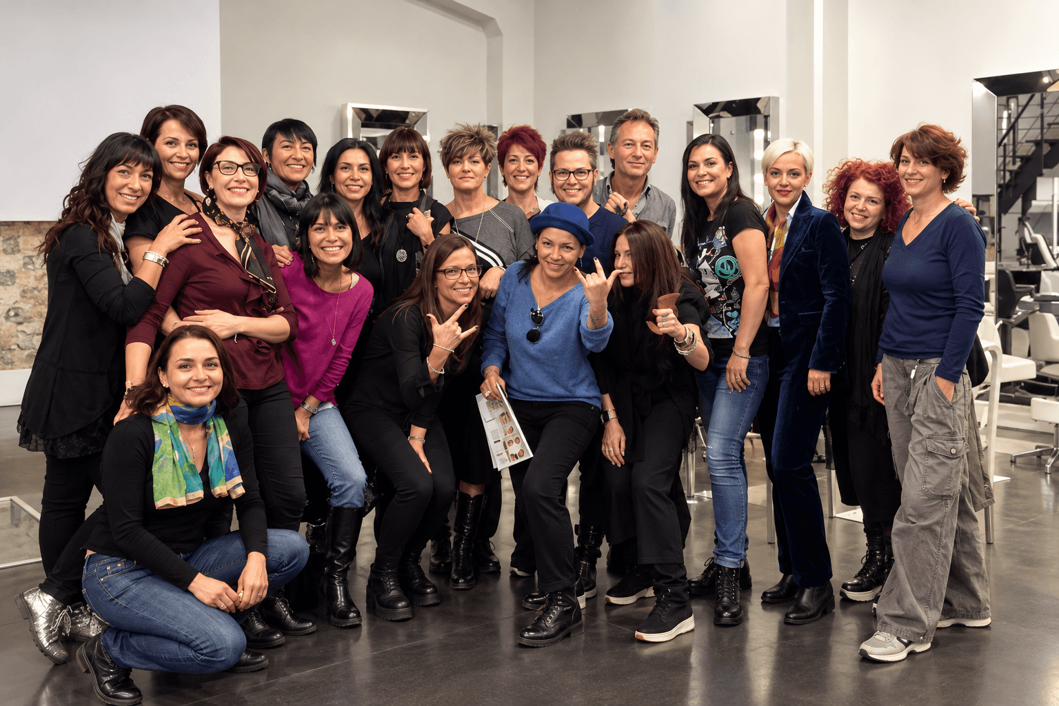 Aura Anghel con il team della Luxury Academy a un workshop di formazione