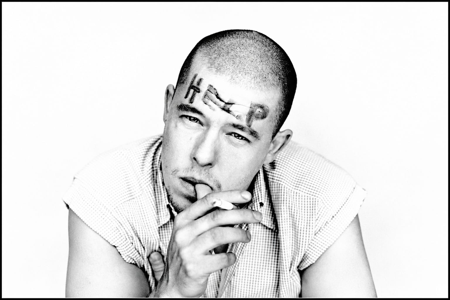 Alexander McQueen, designer visionario, genio oscuro della moda