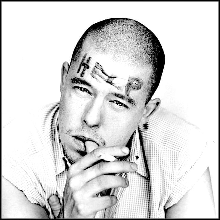 Alexander McQueen — designer visionario, genio oscuro della moda