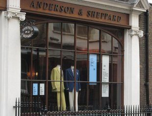 Alexander McQueen: Povestea Geniului Întunecat care a Schimbat Moda pentru Totdeauna 3 Anderson & Sheppard, o casă de croitorie vestimentară de lux pentru bărbați, renumită pentru faptul că a îmbrăcat, printre alții, pe Prințul Charles, Tom Ford și Fred Astaire.