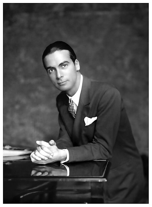 Cristóbal Balenciaga – Maestrul Tăcerii, Arhitectul Formei și Misterul Spaniol 1 Portret alb-negru cu Cristóbal Balenciaga în atelier, privind atent o creație couture.