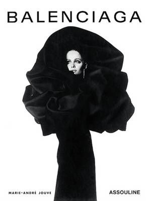 Cristóbal Balenciaga – Maestrul Tăcerii, Arhitectul Formei și Misterul Spaniol 11 Colaj alb-negru cu modele purtând creații couture semnate Cristóbal Balenciaga, evidențiind siluete sculpturale și designuri avangardiste.