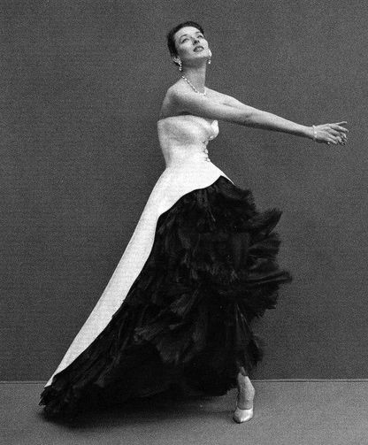 Cristóbal Balenciaga – Maestrul Tăcerii, Arhitectul Formei și Misterul Spaniol 12 Colaj alb-negru cu modele purtând creații couture semnate Cristóbal Balenciaga, evidențiind siluete sculpturale și designuri avangardiste.