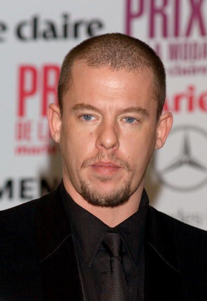 Alexander McQueen: Povestea Geniului Întunecat care a Schimbat Moda pentru Totdeauna 1 Unul dintre cei mai influenți și tulburători designeri ai secolului XXI, McQueen a redefinit moda prin spectacolele sale teatrale și emoționale.