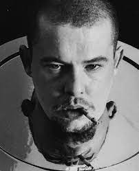 Alexander McQueen: Povestea Geniului Întunecat care a Schimbat Moda pentru Totdeauna 8 Portret al lui Alexander McQueen în anii marcanți ai carierei sale, când lupta cu anxietatea, depresia și consumul de droguri era ascunsă în spatele succesului profesional.