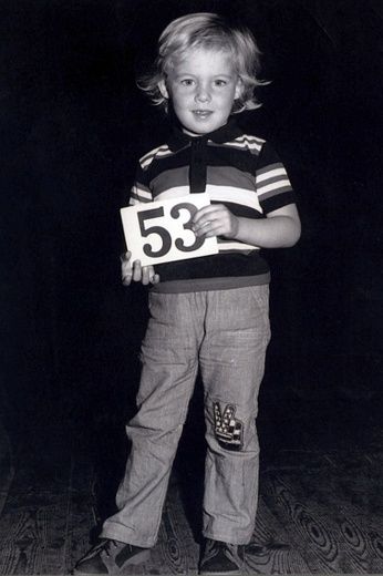 Alexander McQueen: Povestea Geniului Întunecat care a Schimbat Moda pentru Totdeauna 2 Fotografie rară cu Alexander McQueen în copilărie, surprinzând inocența și sensibilitatea viitorului designer care avea să transforme lumea modei.