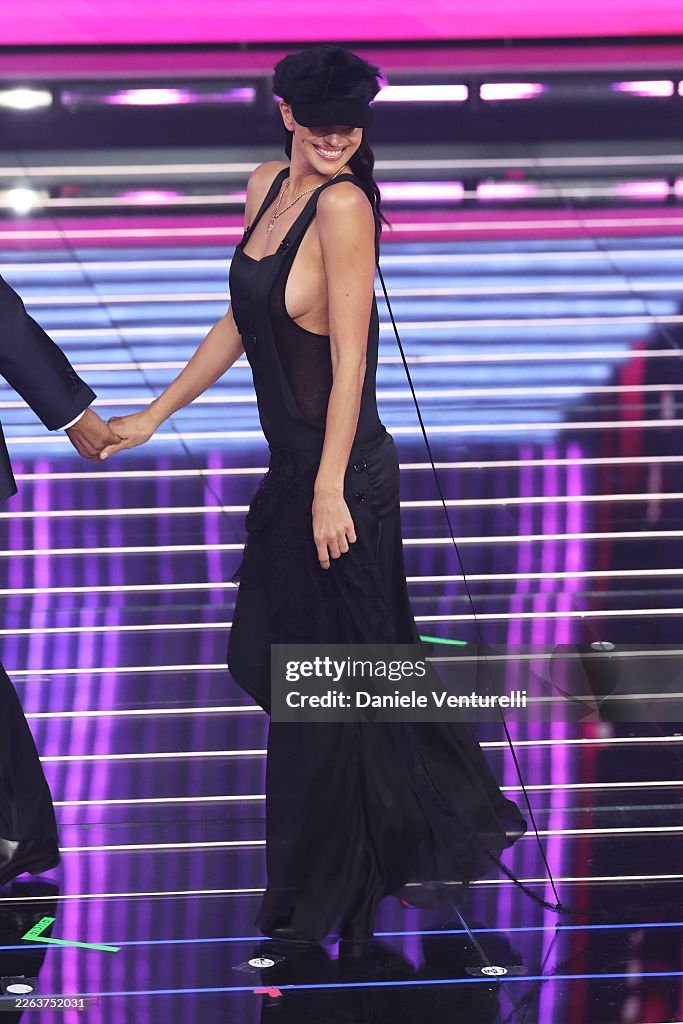Irina Shayk, Sanremo 2026 — Givenchy. Patru ținute, același câmp cromatic. Photo: Getty Images
